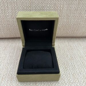 Van Cleef & Arpels Sweet Alhambra Bracelet Box